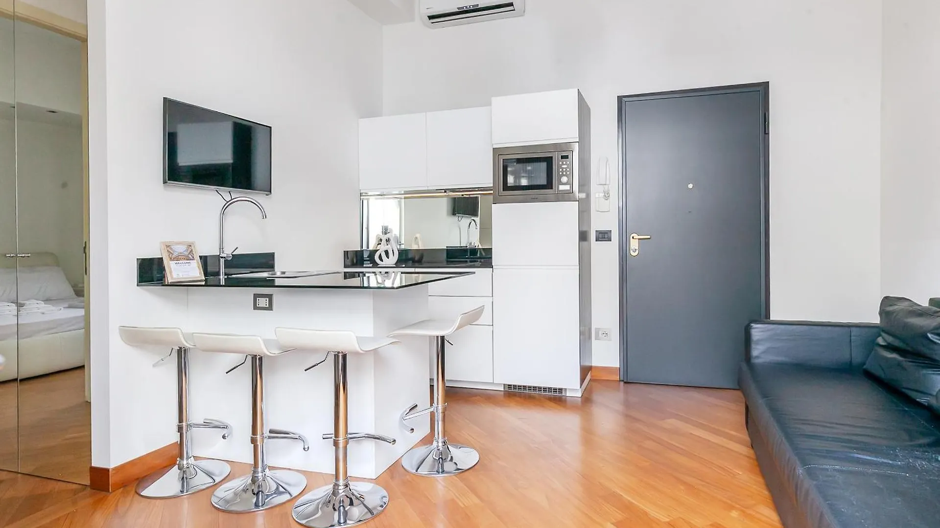 San Babila Luxury Suite - In The Heart Of Fashion Disctrict Milan Apartment