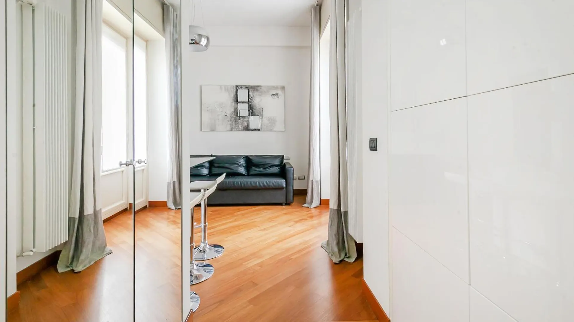Apartment San Babila Luxury Suite - In The Heart Of Fashion Disctrict Milan Italy
